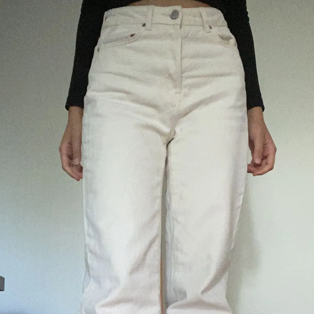  säljer detta supersnygga ljus Beiga/vita jeans i st 36, jätte bra skick är endast använda en gång💕. Jeans & Byxor.