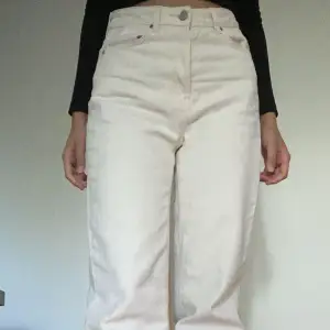  säljer detta supersnygga ljus Beiga/vita jeans i st 36, jätte bra skick är endast använda en gång💕