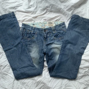 Lågmidjade jeans - Supersnygga lågmidjade vida jeans. Bara att skriva om du har några frågor eller vill ha fler bilder(kan tyvärr inte skicka med dem på)🌟🌸