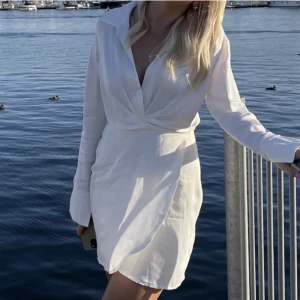 Klänning  - Vit klänning ifrån nakd, lånad första bild 🥰 bara använd en gång