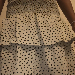 Kjol - Säljer min prickiga kjol storlek 160. Kommer inte till användning.   Inga skador. Pris går att diskutera.