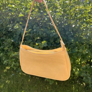 Väska - Ljusgul axelväska, helt oanvänd med en liten ficka på insidan🌟