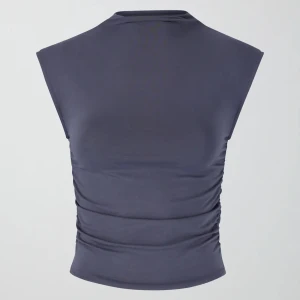 Soft touch neck top GINA TRICOT - Helt ny, använd en gång, har flera färger hemma därav säljer denna. Mörkgrå färg (lite ljusare än på bilden dock. Passar dig med storlek S-L då den är strechig! 