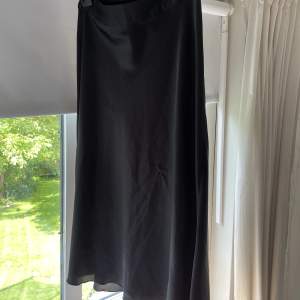 Ganska lång satinliknande kjol från veromoda i storlek s