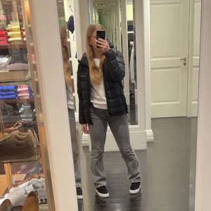 Peak performance  - Säljer nu min älskade peka performance jacka!! Väl använd i ca 3 vintrar men väldigt fint skick! De ända är att den har en liten ”repa” i ryggen men inget man tänker på. Hör av er vid intresse eller mer info