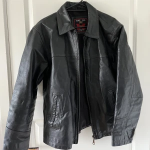 Läderjacka  - skit snygg läderjacka i nytt skick, äkta läder! Pris går att diskutera!