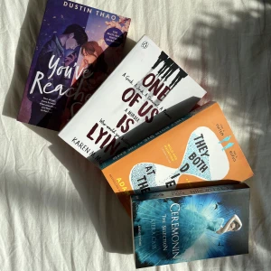 Populära boktok böcker🫶🏻 - Fyra böcker som har trendat/trendar på boktok📖 Går att köpa som paket för 50 kr exkl frakt. 15kr styck om de köps en och en.   Böcker som finns:  🌻 You’ve reached Sam 🌻One of us is lying 🌻They both die at the end 🌻The Selection - ceremonin (svenska)