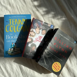 Tre böcker 📚  - Kan köpas som paket för 30 kr exkl frakt. Kan köpas en och en för 15 kr styck.  Böcker som finns:  🌻 The bookshop on the shore  🌻 Let it snow 🌻 Gone girl OBS GONE GIRL FINNS EJ KVAR!!⚠️