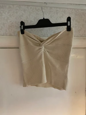 Bandeau topp - Bandeau topp från SHEIN (god kvalitet), storlek S och är väldigt stretchig, går att använda utan BH🤍 Tryck gärna på köp nu🤍