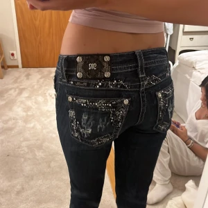 Miss me jeans! 🤭😍 - Säljer dessa jeansen från miss me!! Perfekt skick, lowwaist bootcut. ❤️