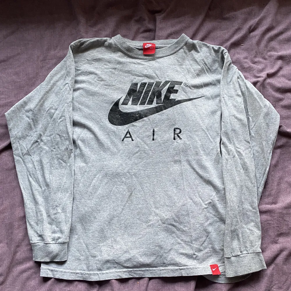 Riktigt skön Nike longsleve. Bara att skriva vid eventuella frågor!. T-shirts.