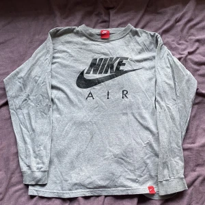 Vintage Nike tröja - Riktigt skön Nike longsleve. Bara att skriva vid eventuella frågor!