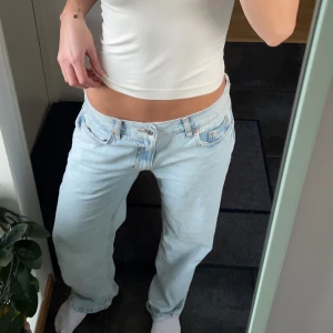 Jeans - Low straight jeans från ginatricot i storlek 38 då jag ville att dom skulle sitta lite pösigt, jag har vanligtvis 34 i byxor🤍 Helt slutsålda på hemsidan och nypriset är 500kr🤍