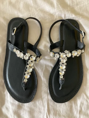 Sandaler, Bianco - Svarta sandaler från BIANCO. Äkta skinn, silver strass, strl 37.  Aldrig använda!