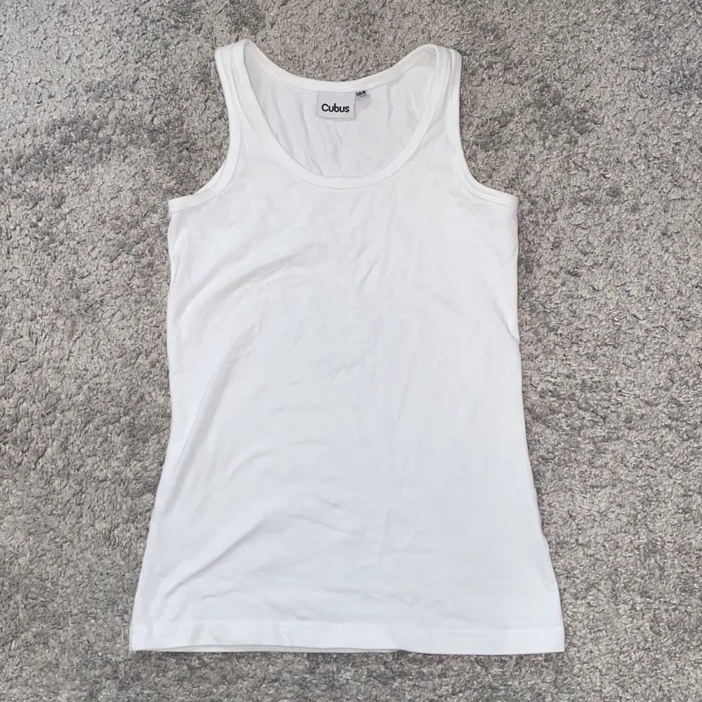 Säljer nu detta vita linne från Cubus. Det är i storlek 146. Säljs av skäl att det inte kommer till användning längre❤️. . Toppar.