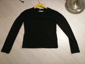 NAKD med öppen rygg i storlek M - Aldrig använd NA-KD tröja med öppen rygg storlek M Viskosblandning 