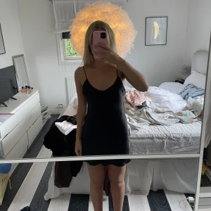 Satinklänning - Satinklänning från zara i storlek XS. Den är lite uppsydd men går såklart att sprätta upp. Knappt använd🫶🏼