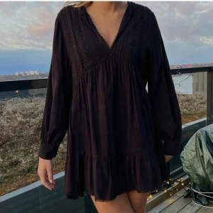 Svart klänning zara - Så himla fin klänning från zara med broderier! Sista bilden är min egen. Jag är 165 lång 🌼🌼så fin under alla årstider 😙Pris kan diskuteras vid snabb affär 🌷