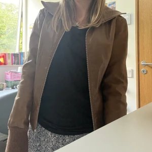 Brun skinnjacka - En jättefin brun skinnjacka från kaos by auluna💗perfekt nu till hösten! Strl 36💕