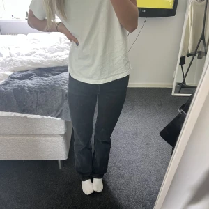 weekday jeans - Svarta jeans i modellen voyage från weekday. storlek 24/32. bra skick. 250kr 