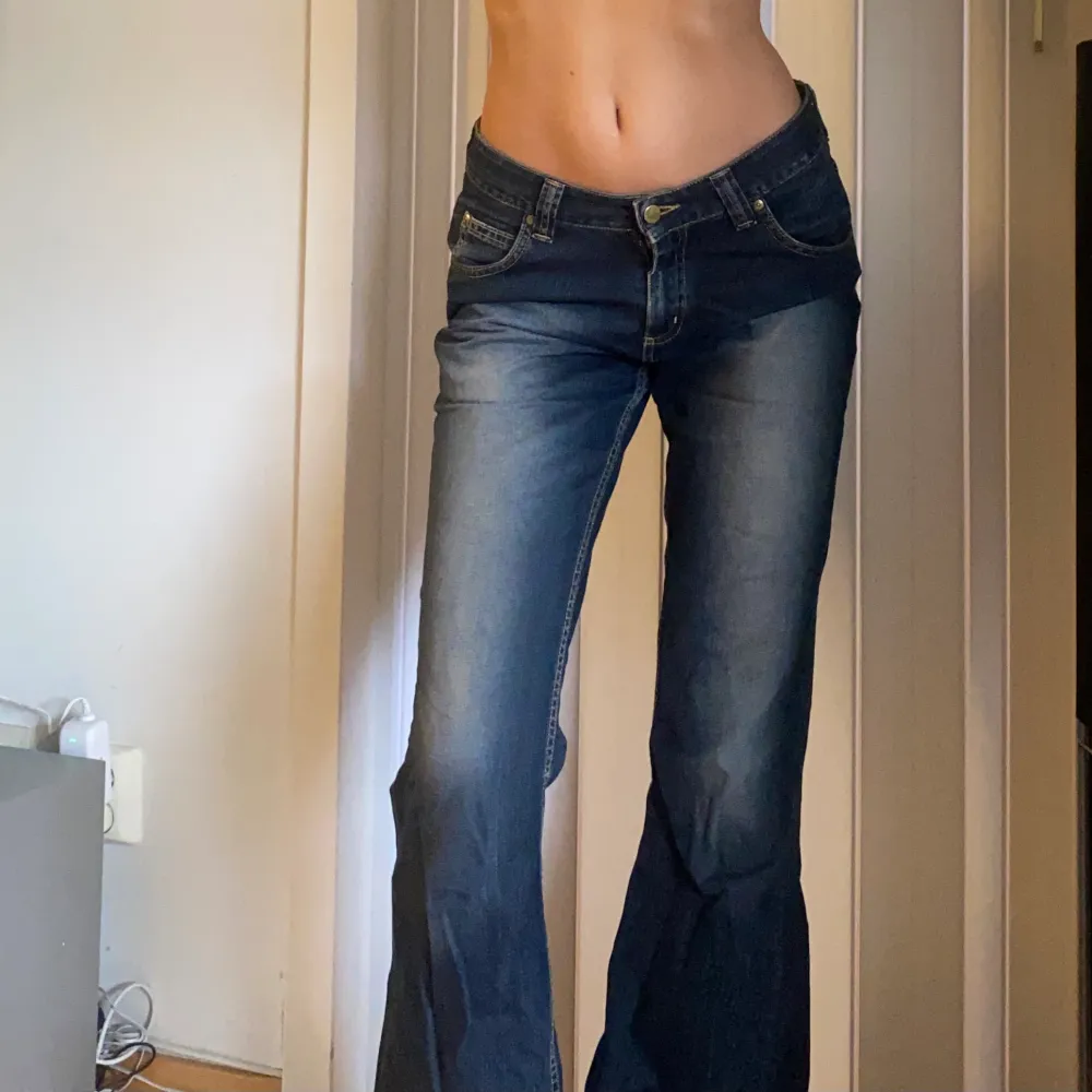 Såå snyga lee jeans som inte används längre❤️‍🔥 Lite slita längst ner då dom varit för långa på mig, finns bilder🤍MIDJA: 38cm INRB: 89 cm. Jeans & Byxor.