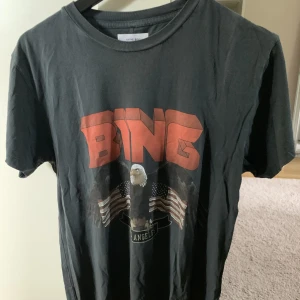 Anine Bing🫶🏼 - Anine Bing t-shirt, knappt använd! Nypris 1000 kr, mitt pris 500 kr🫶🏼🫶🏼