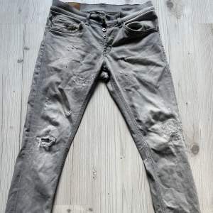 Snygga dondup jeans som köptes för 3199kr i strl 31. Saknar dondup märket på höger sida av rumpan.🙌🙌