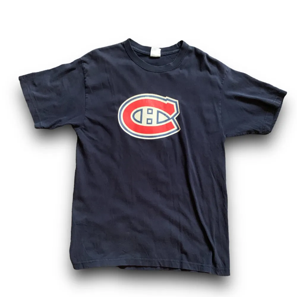 En snygg Montreal T-shirt, texten är lite sliten men den ser ännu mer vintage ut. Säljer för har använt den för mycket så har tröttnat lite.. T-shirts.