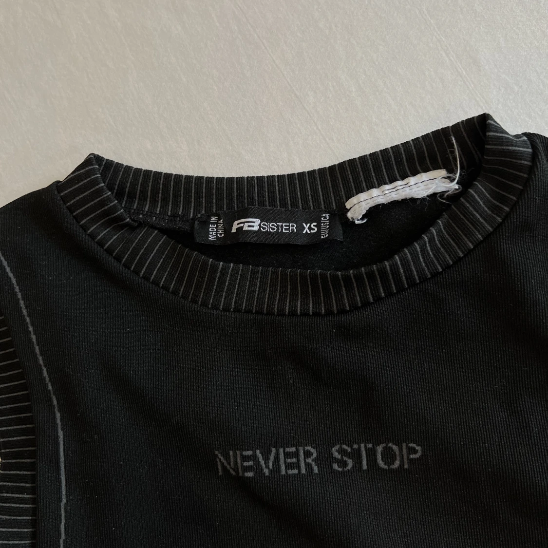 Croppad top med små hål - 90