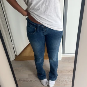 Lågmidjade jeans - Säljer dessa då dem kom hem å var för små! De har inga defekter och är i storlek S/M, perfekt i längden och jag är 168cm lång