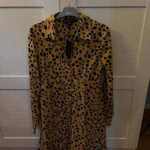 Helt oanvänd klänning med leopard tryck.