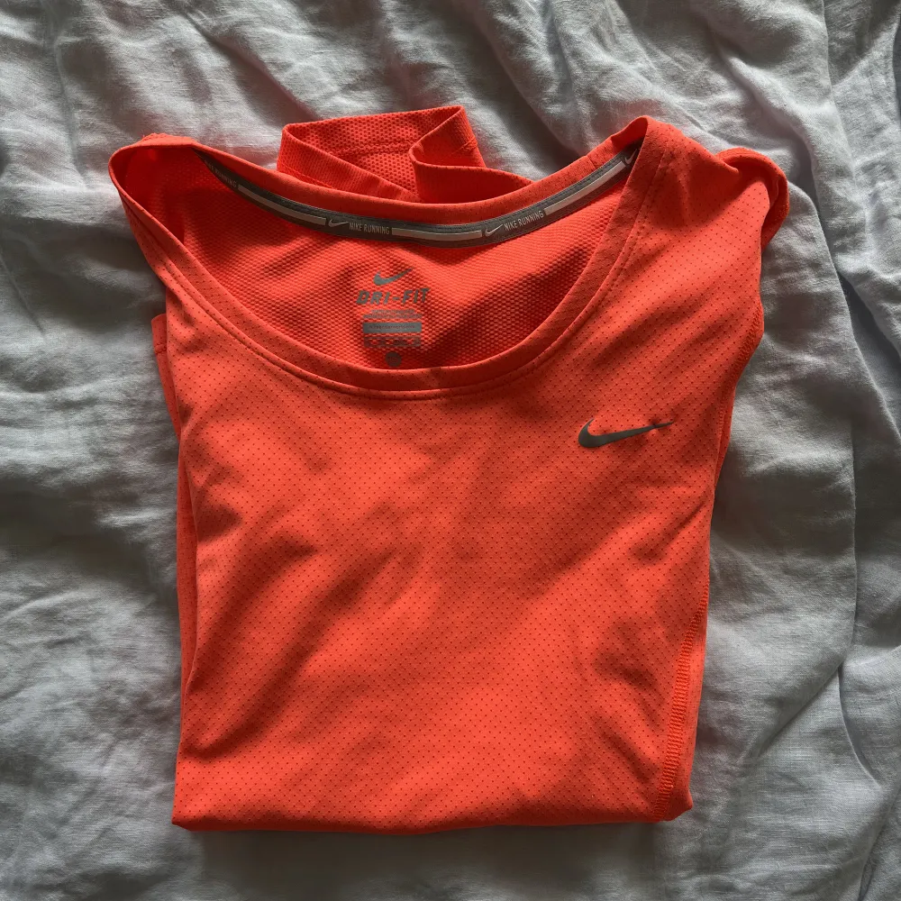 Super fin orange/rosa tränings T-shirt från Nike. Knappt använd. . T-shirts.