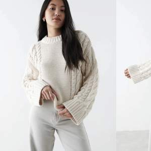 Slutsåld kabelstickad tröja från Gina🤍 Storlek S, nyskick. Modellen ”chunky cable knitted sweater” 