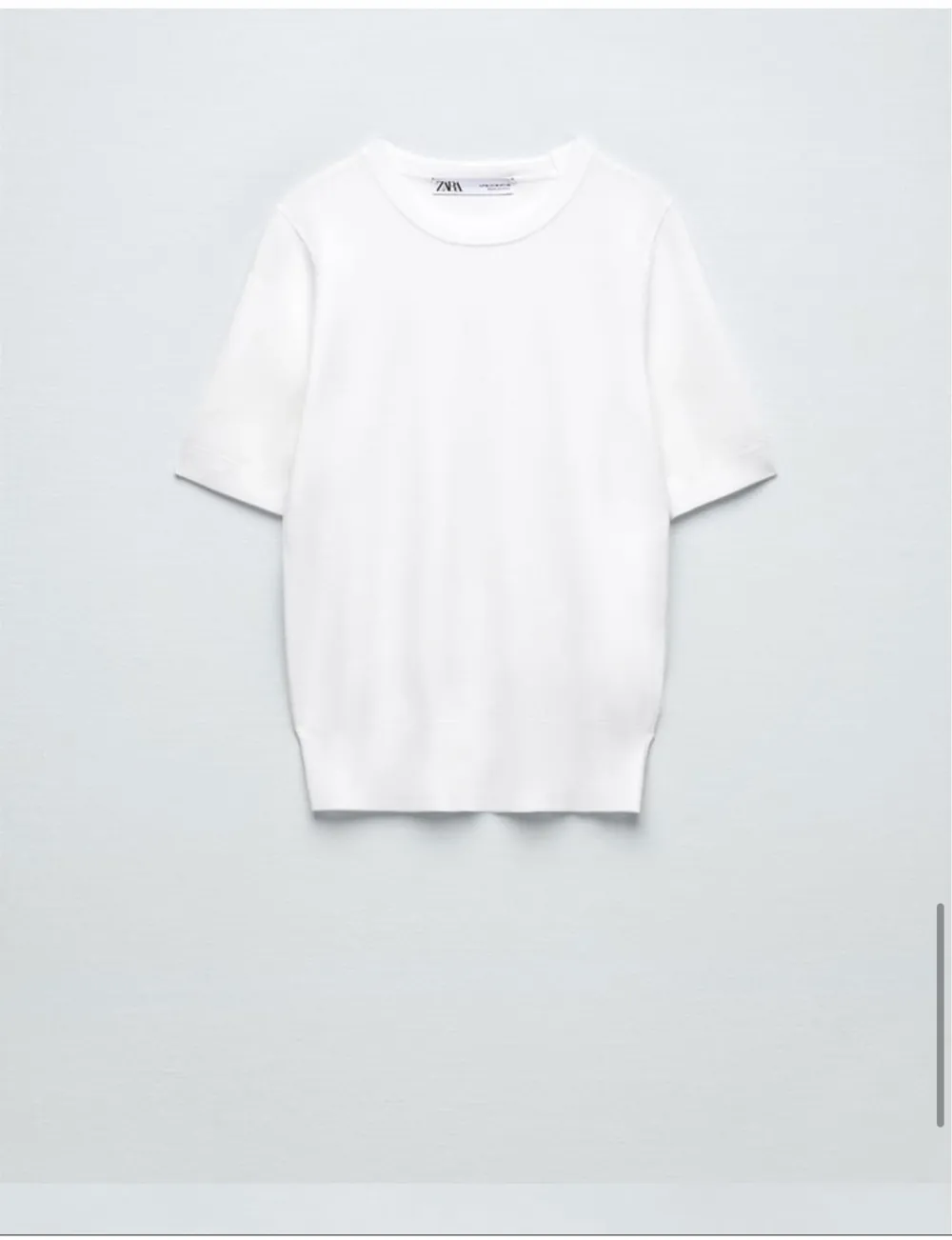Hej!  Säljer min vita stickade t-shirt från zara då den aldrig kommer till användning, mycket bra skick knappt använd. Nypris 299kr säljer för 150. Hör gärna av er om ni har frågor.💞. T-shirts.