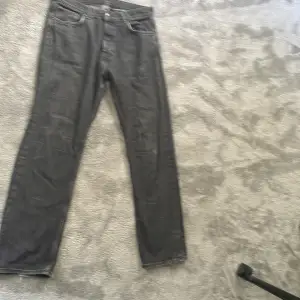 Svarta weekday jeans som är som nya, lite slitna längst ner bara. Nypris 600 typ tror jag och passar mig bra som är 176. Säljer för har tröttnat