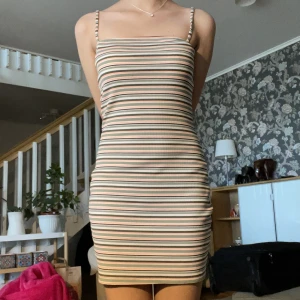 klänning - söt liten klänning med randigt mönster ifrån h&m i storlek XS