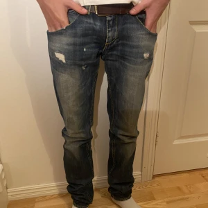 Dondup jeans - Fräscha dondupjeans, slitagen är en del av designen. Skriv vid funderingar, pris kan diskuteras