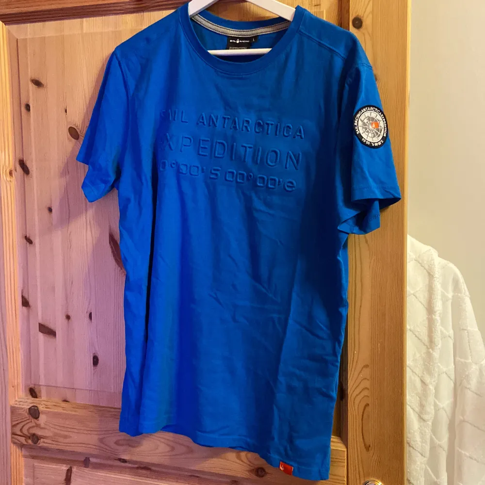 Sail racing T-shirt i storlek L. Den är i nyskick och knappt använd. . T-paidat.