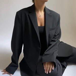 Djerf Avenue Forever Blazer Black S - Använd ett par gånger, jättefint skick // Nypris 1999 kr // Katt finns i hemmet // Frakt tillkommer