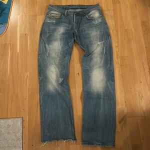 Diesel Jeans - Diesel jeans med najs wash och lite distressing. Made in Italy. Använt 1 gång men använder inte längre. Inga defekter förutom själva revorna. Straight fit. Pris kan diskuteras. 