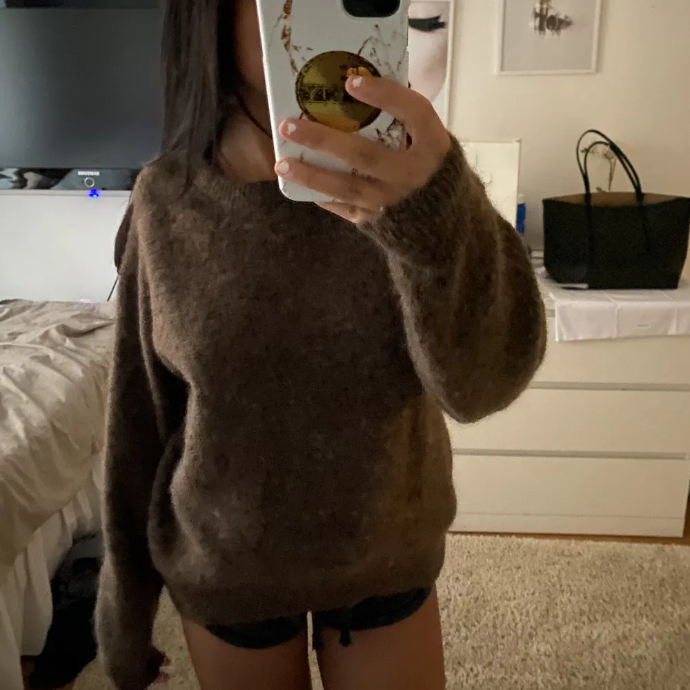 En jätte snygg brun stickad tröja i jätte skönt ullmaterial från Lindex! Köpt för 599kr . Tröjan är i XS men det är en oversize modell! Köparen står för frakt annars kan jag mötas i centrala Göteborg . Neuleet.