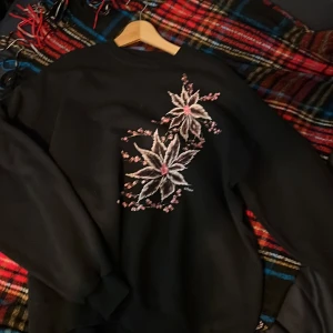 Blommig tjocktröja - Säljer då den inte är min stil längre, köpt second hand men sparsamt använd och jättefin <3