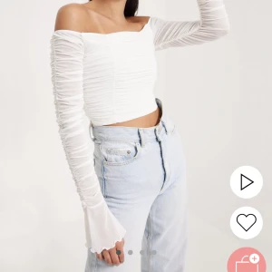 Vitt offSholder Topp - En super snygg vit off sholder topp från Nelly i storlek medium. Aldrig använd!  Original pris 399kr
