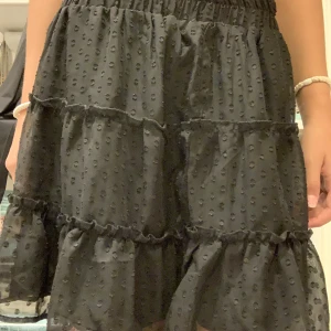 Svart kjol - Svart prickig kjol. Välldigt populära förra sommaren! Aldrig använd 