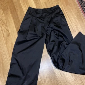 Silkiga kostymbyxor från Gina - Vida kostymbyxor, passar mig som har 36, något korta. Silkigt material. Pris diskuterbart👍
