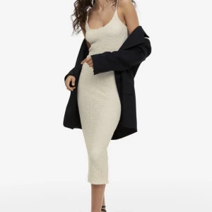 Klänning från hm - Helt ny klänning från hm Färg: Beige Storlek: S