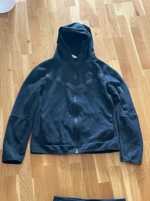 Nike tech fleece dress - Svart Nike tech flecce i storlek 158- 170