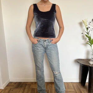 GULLIGT SAMMETSLINNE - Mjukt sammetslinne med en perfekt urringning. Sitter jättefint på och lyser och glittrar i solljuset 😍 perfekt till vardagen men även till ett festligt tillfälle!  Hör av dig om du har frågor!💋