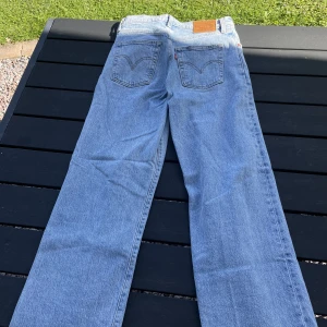 Levis jeans  - Ribcage straight Levis jeans.  Dom är sönderklippta och försökt göras om till low waist men misslyckat. Dom är i fint begagnat skick!!!  Så säljs till någon som vill göra om o rätt eller typ en kjol. 