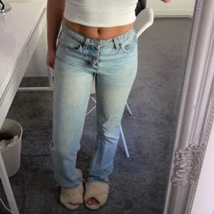 Mid jeans, använd fåtal gånger och är i bra skick💕 bra i längden på mig som är 163💕